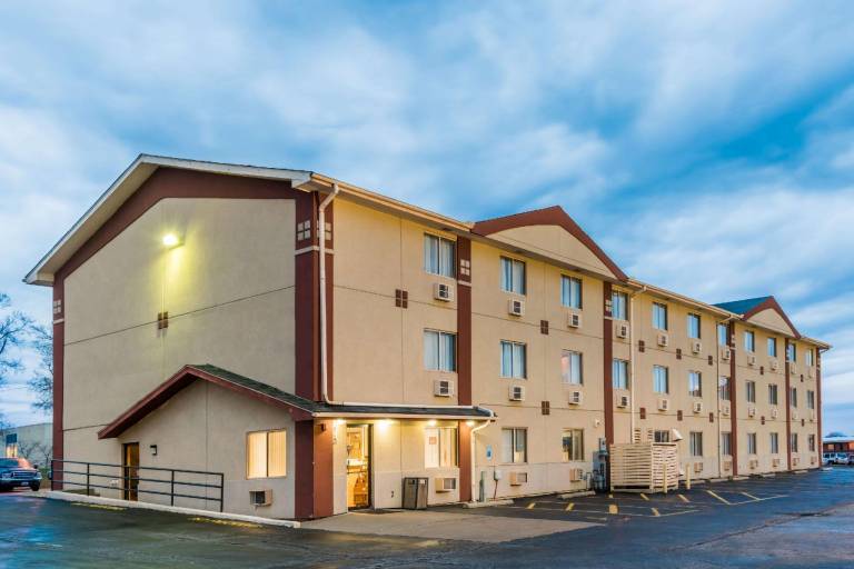 Super 8 by Wyndham Bloomington/Normal in Bloomington, IL