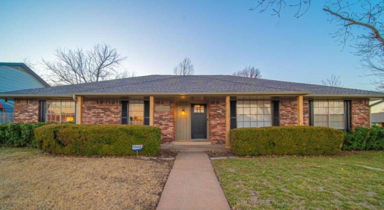 Luxury 4BR OKC Retreat w Hot Tub & Pool Table — photo 4