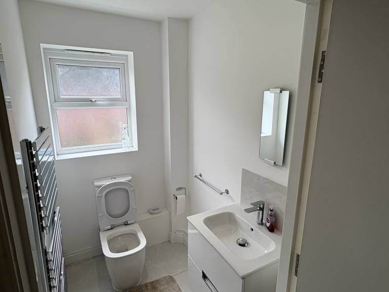 House - Sleeps 5, Private Parking & Pets Allowed — photo 4
