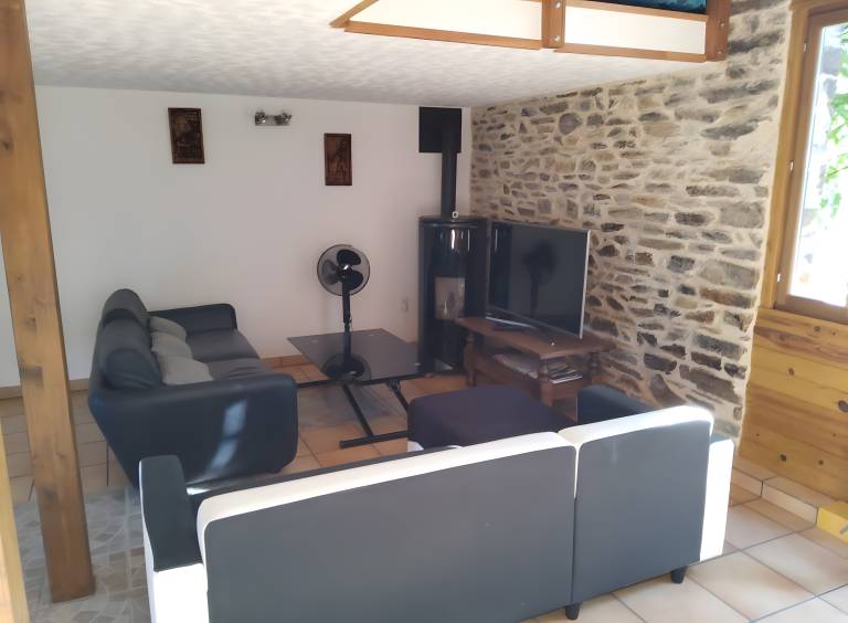 Fully equipped cottage with garden, fast internet & pool | Garden view | Pets allowed — photo 5