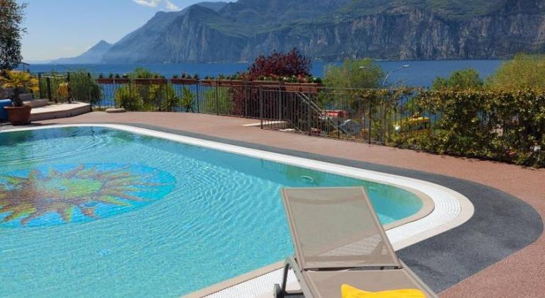 Serviced apartment with pool, patio & jacuzzi in Malcesine