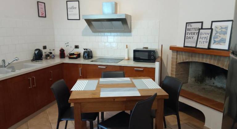 Serviced apartment with yard & hot tub | Pet-friendly — photo 5