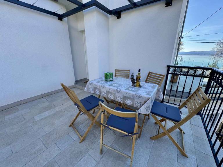 Holiday apartment with two bedrooms and balcony overlooking the sea — photo 2