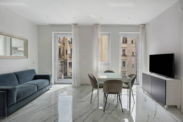 Apartment 'Deluxe - Zona Lungomare' with Balcony, Wi-Fi and Air Conditioning in Naples