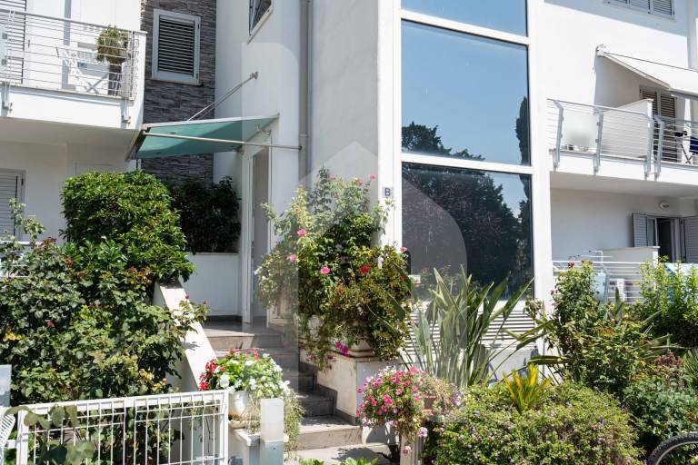Apartment with pool, terrace & yard | Sea view | Beach nearby | Pet-friendly — photo 2