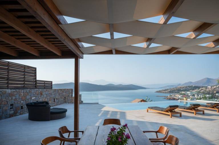 Seafront Villa with a heated pool Unique location