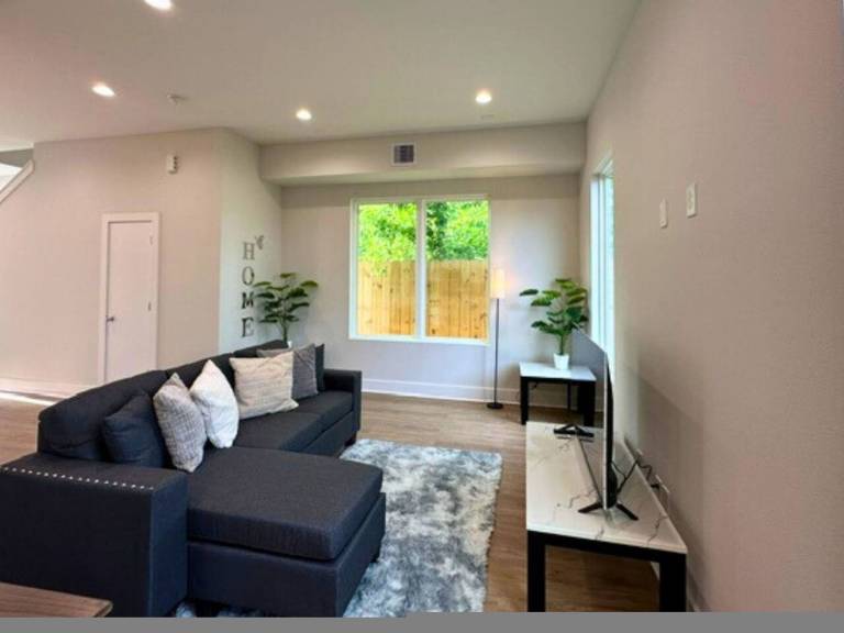 Child-friendly big vacation home with yard | Pet-friendly — photo 2