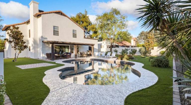 House with pool — photo 4