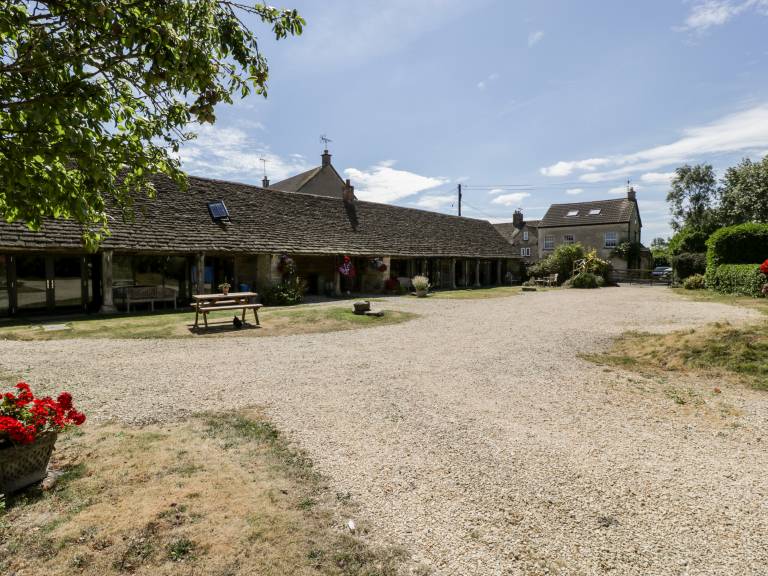 Cottage with garden — photo 4