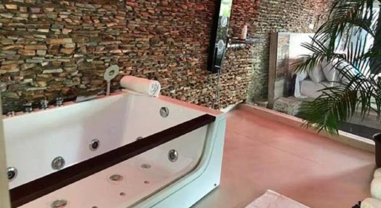 Serviced apartment with hot tub, yard & private pool — photo 3