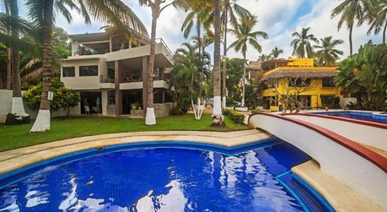 House with pool — photo 3
