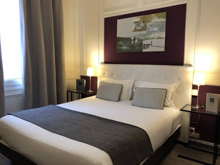 Hotel le Dauphin in Suresnes