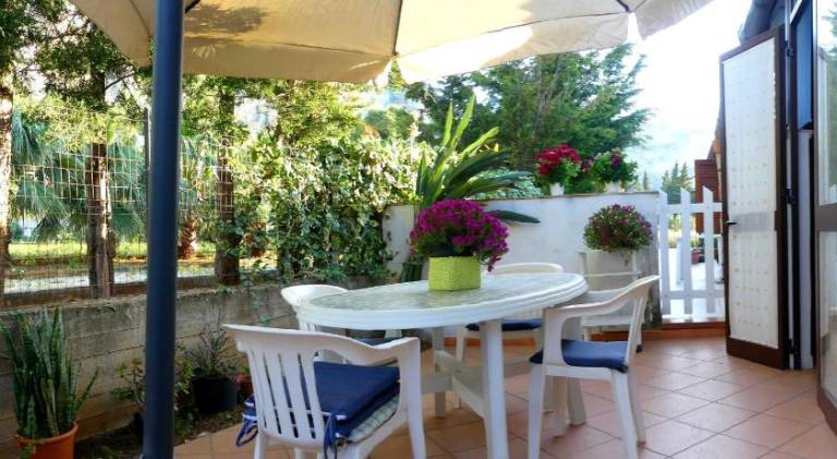 Rental apartment with barbecue, terrace & yard — photo 2