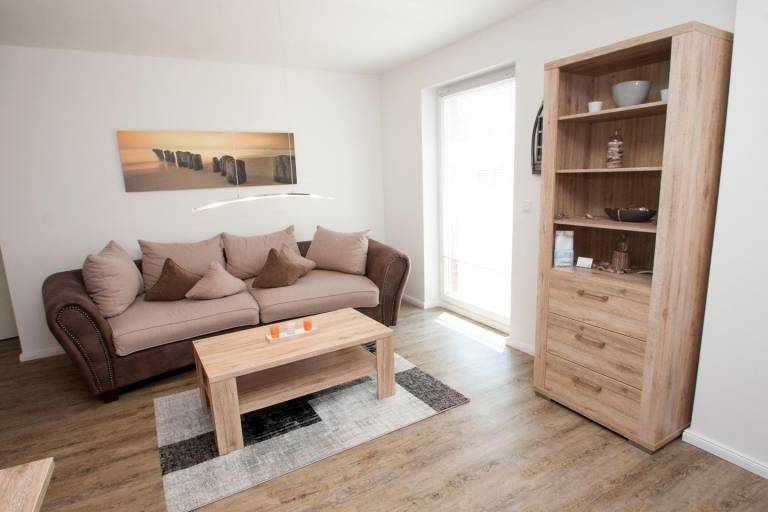 Hell und freundlich: Diese modern eingerichtete Erdgeschosswohnung bietet auf ca. 59 qm Quartier für 4 Erwachsene und 1 Kleinkind. Lassen Sie sich das Frühstück auf dem sonnenverwöhnten Süd-West-Balkon schmecken. — photo 4