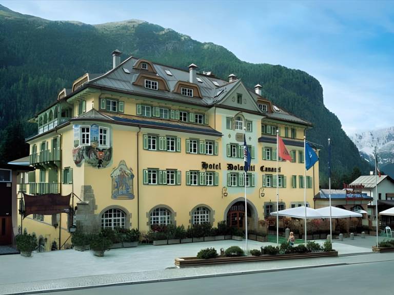 Hotel Dolomiti Schloss in Canazei