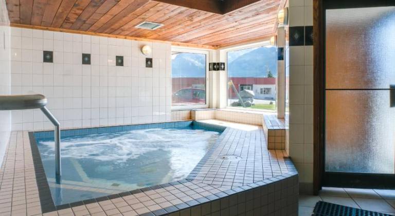Rocky Mountain Ski Lodge — photo 3