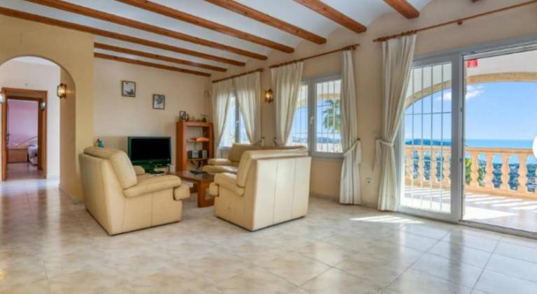 Villa with pool — photo 4