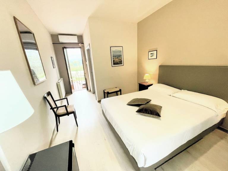 Luxury Villa in Spello, Private Pool, Spa, Restaurant, sleeps 54 inc 18 children — photo 3
