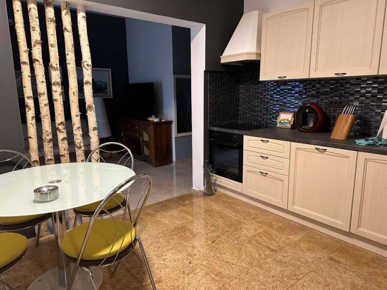 Fully equipped beautiful rental apartment with garden, patio & grill | Pets allowed — photo 4