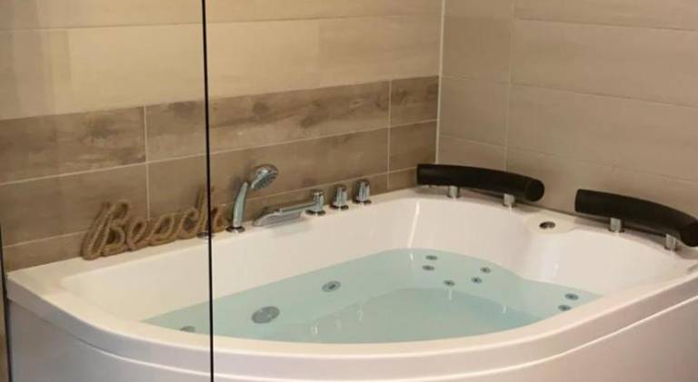 Apartment with pool & jacuzzi — photo 5