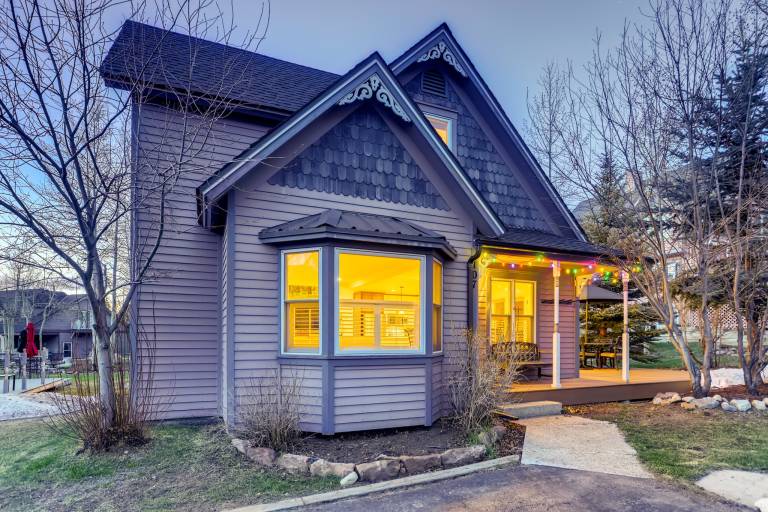 Chalet Montagne: Charming Pet-Friendly Home, Private Hot Tub, Walk to Main St — photo 2