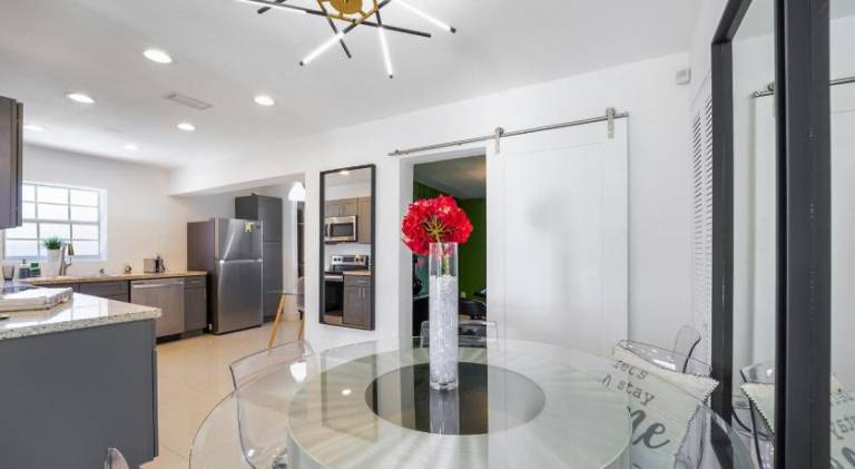 Villa with hot tub & pool | Pets allowed — photo 2