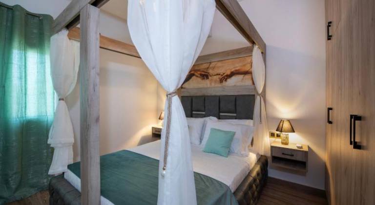 Holiday apartment with private pool & patio in Chania