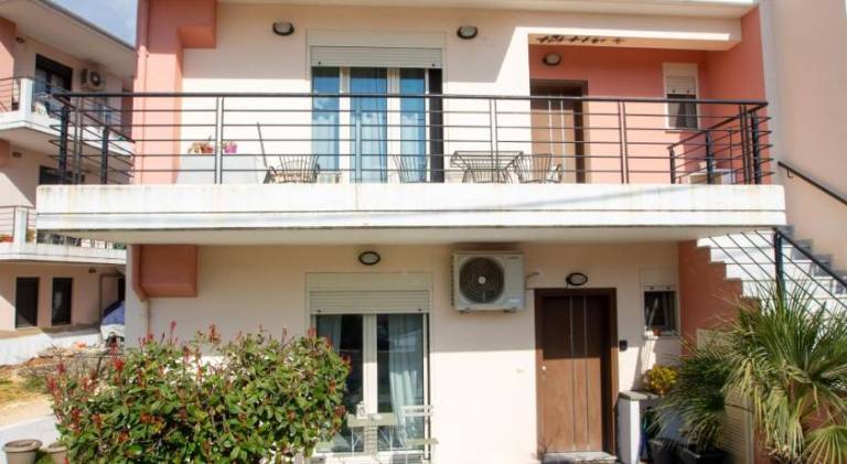Rental apartment with yard & terrace — photo 4