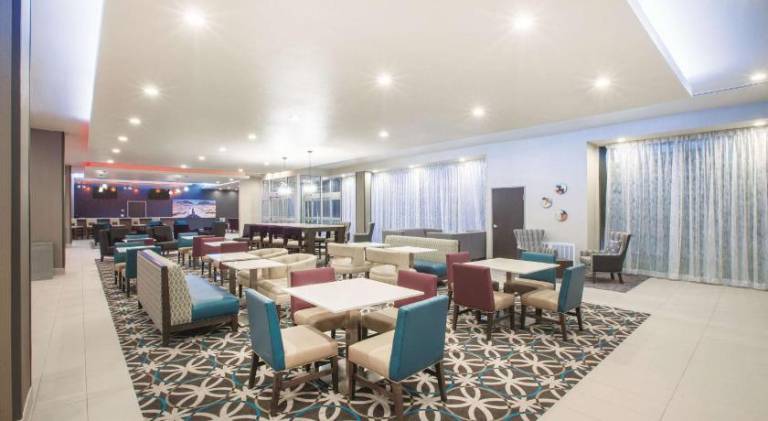 La Quinta Inn & Suites by Wyndham San Marcos Outlet Mall — photo 3