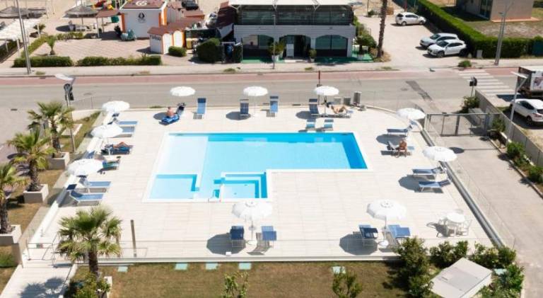 Serviced apartment with terrace, pool & yard — photo 3