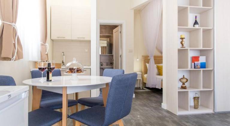Serviced apartment with terrace & yard — photo 3