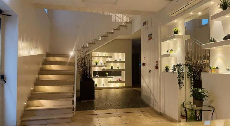 Serviced apartment with patio — photo 2