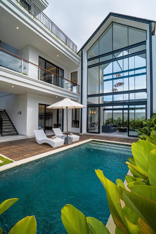 Big villa with yard, hot tub & pool | Perfect for remote work | Pets are welcome — photo 3