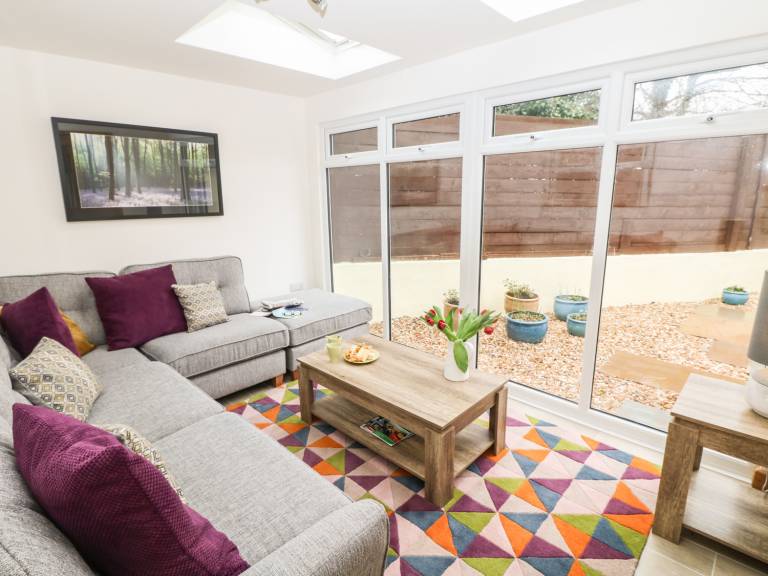Cottage with garden — photo 4