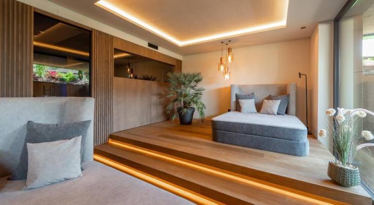 Serviced apartment with garden, patio & pool | Good for workation — photo 2