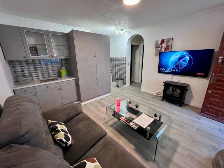 Family-oriented beautiful vacation home with terrace & pool | City view | Pets are welcome — photo 2