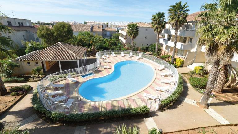 Beautiful holiday apartment with pool & patio | Beach nearby | Pets allowed in Nîmes