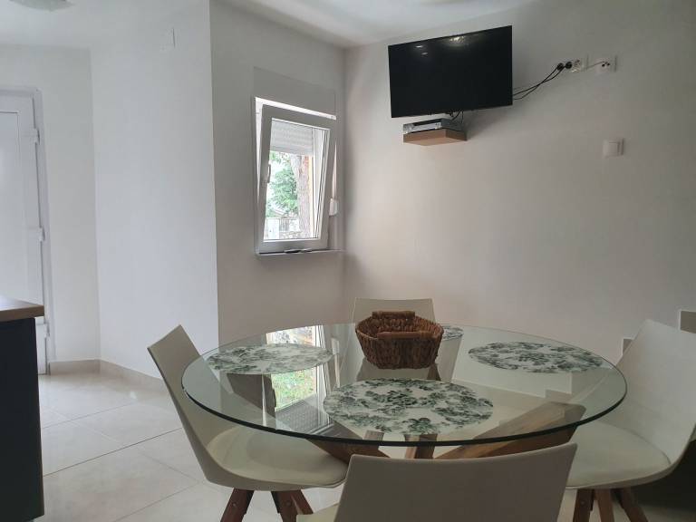 Rental apartment with patio & yard — photo 4