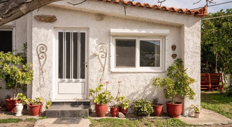 Nice house with yard | Pets allowed in Samos