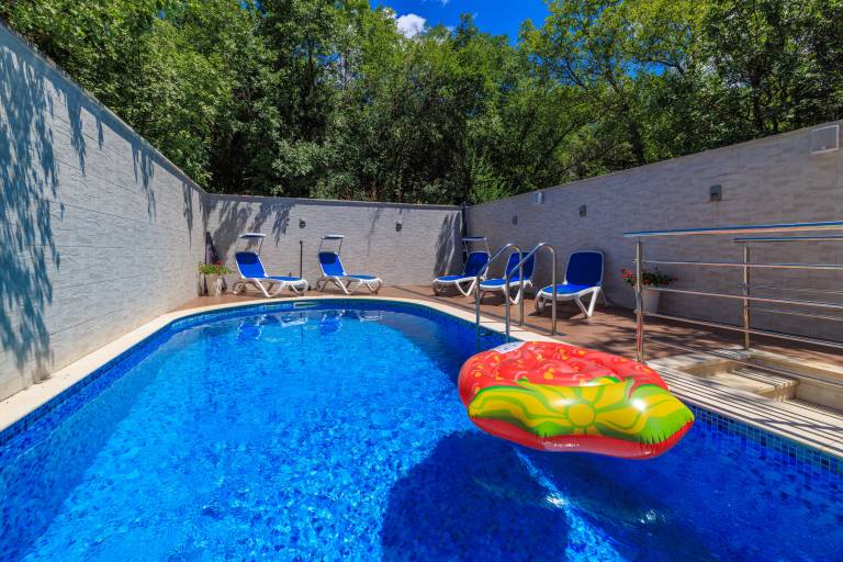 Holiday apartment with BBQ, pool & patio | Sea view in Crikvenica