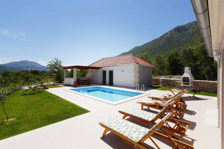 Charming serene 3-BR pet-friendly Villa for 6 with heated pool — photo 4