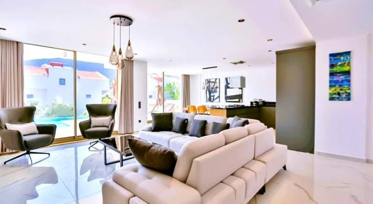 Fully equipped vacation home with yard, jacuzzi & private pool | Pets allowed — photo 4