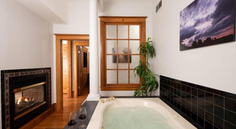 Riverboat Suites — photo 3