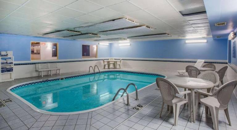 Ramada by Wyndham Sioux Falls — photo 2