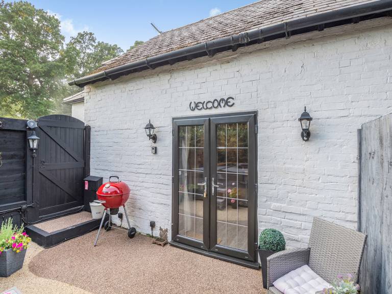 Cottage with garden, grill & hot tub | River view — photo 3