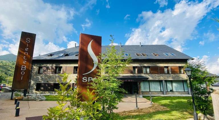 Serviced apartment with sauna, terrace & pool | Dogs allowed in La Vall de Boi