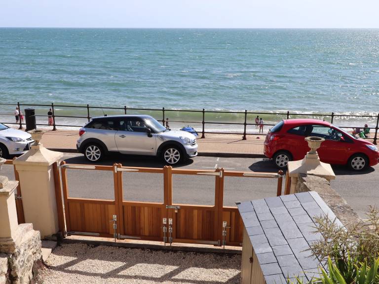 Cottage with terrace & garden | Beach view — photo 2