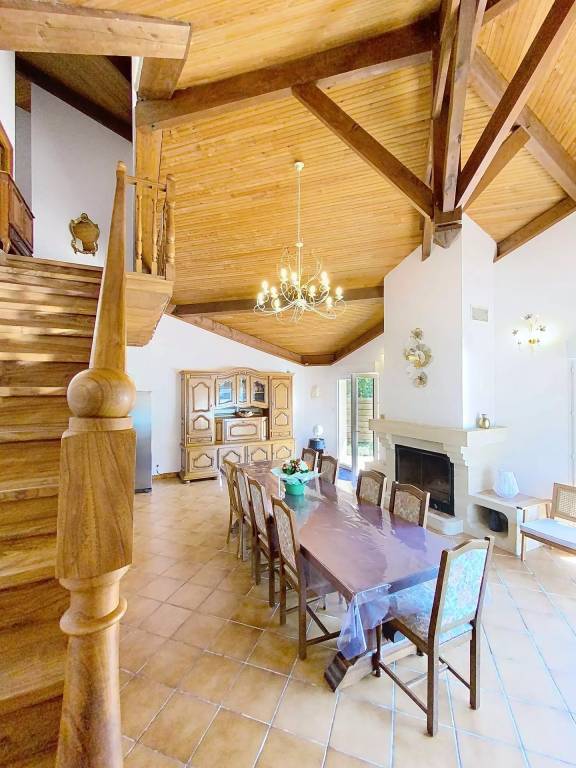 Vacation home with terrace, private pool & yard — photo 4