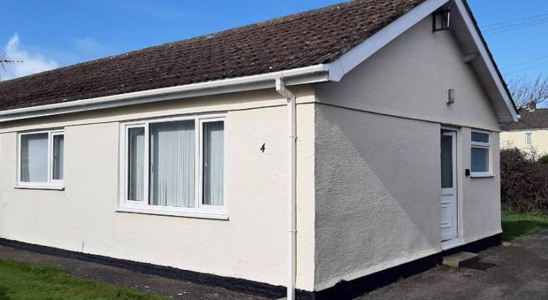 Rental apartment with jacuzzi & pool in Swansea
