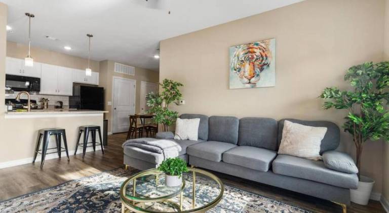 Elegant 1BR/1BA Condo with Pool, Gym and Laundry — photo 3